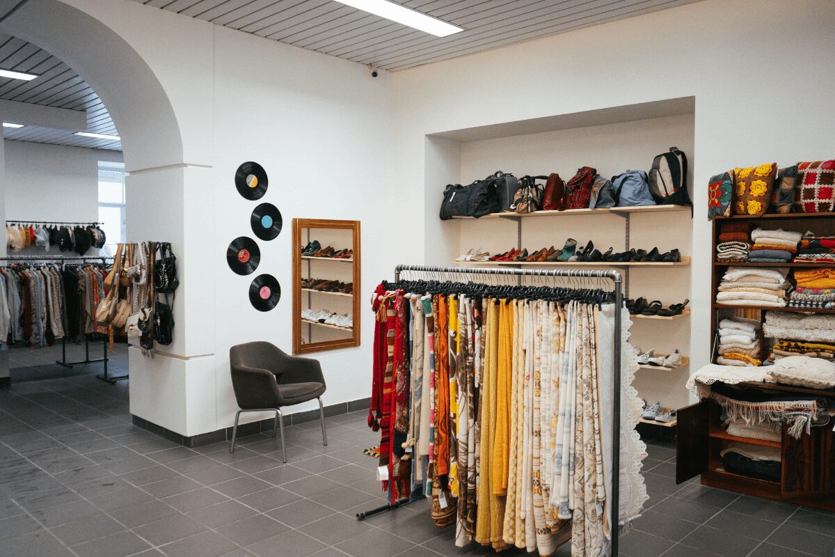 Kompanii vintage Humana müügisaal tekstiili ja käekottide väljapanekuga