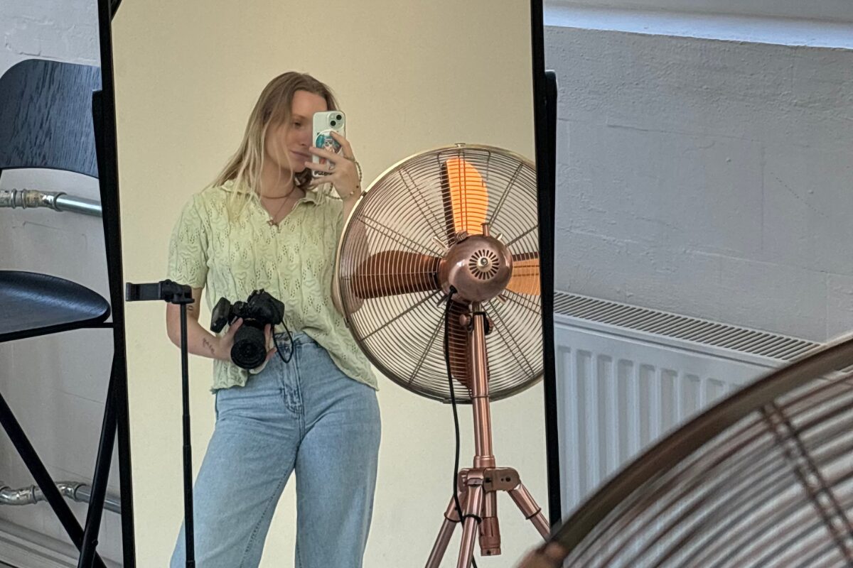 Humana inimene Merili pildistab ennast peeglis