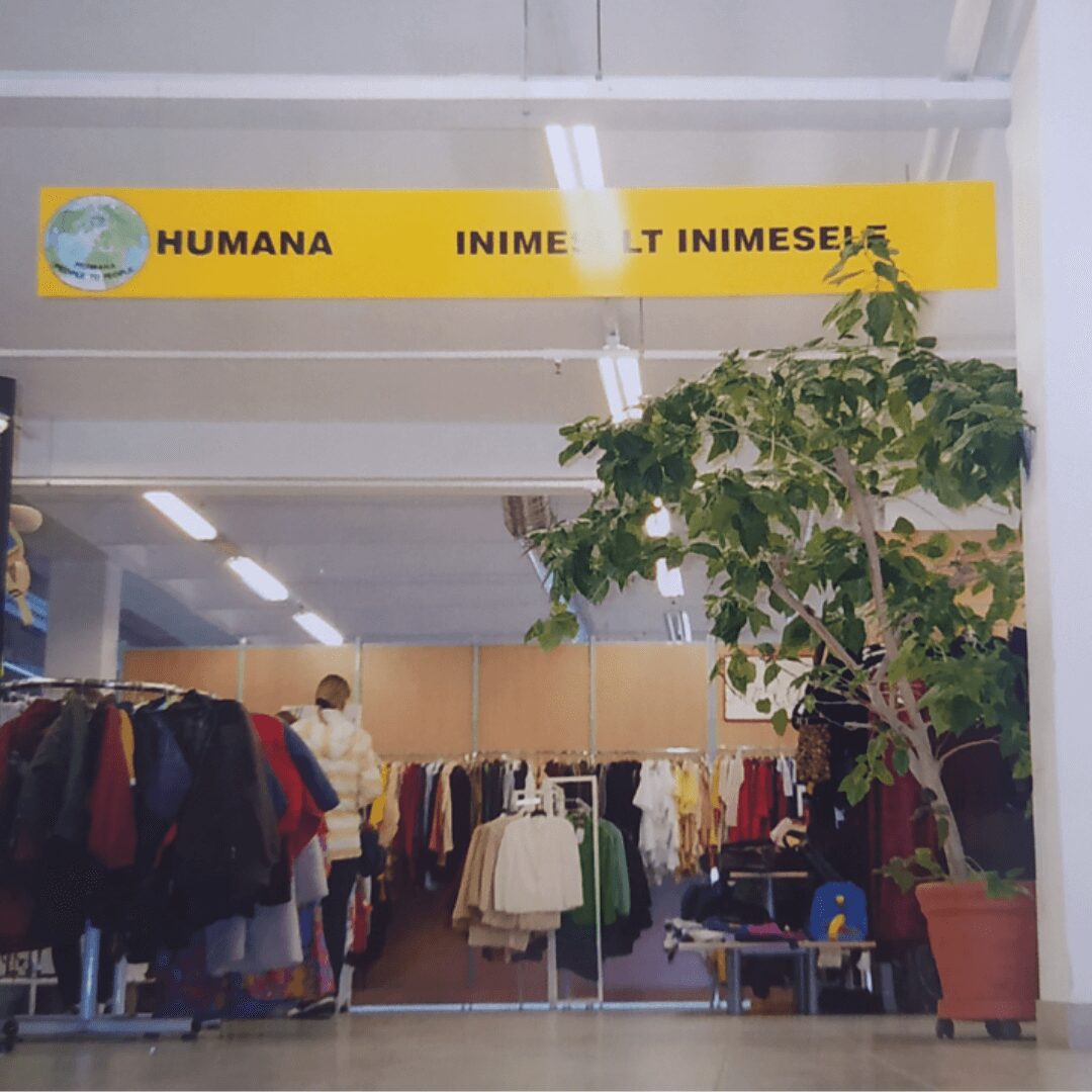 Vaade Kaubahalli Humanasse koos poe sildiga: Humana - inimeselt inimesele