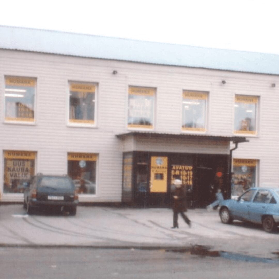 Mustamäe Humana fassaad ja peauks, maja ees pargivad autod.