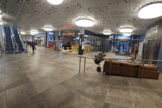 Järve keskuse esimese korruse fuajee, kus on näha eskalaator, trepp ja lift teisele korrusele